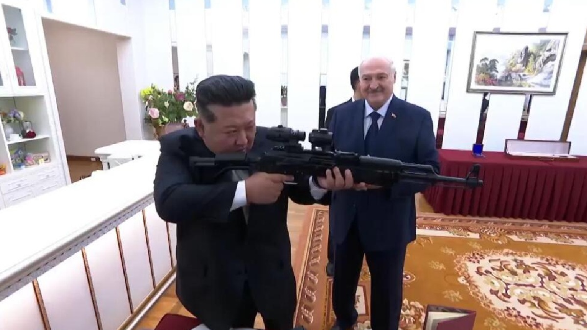 बेलारूस के राष्ट्रपति अलेक्जेंडर लुकाशेंको ने किम जोंग उन को भेंट की राइफल, देखें VIDEO