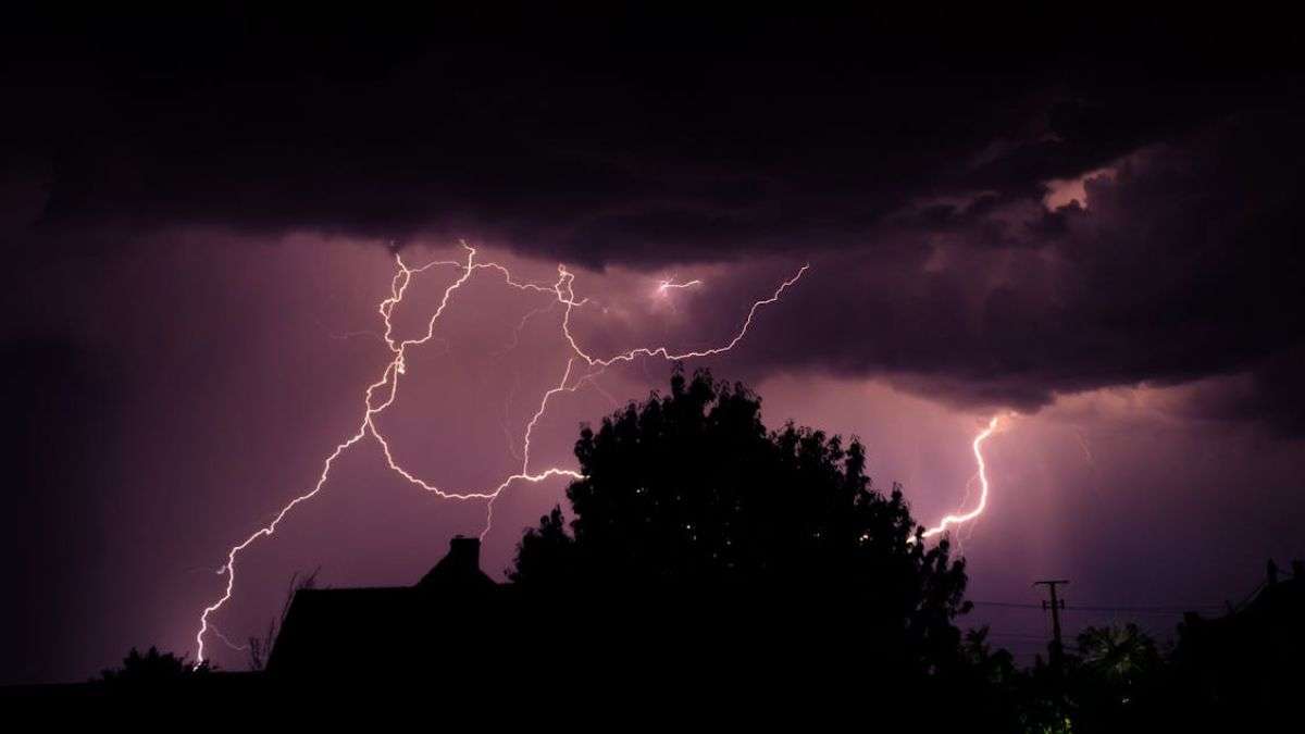 3 महिलाओं के लिए काल बनकर गिरी आकाशीय बिजली, कोई महुआ बीन रहा था तो कोई घर के बाहर बैठा था