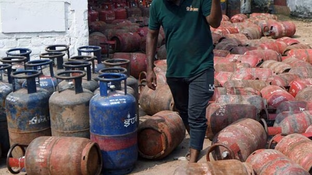 LPG Cylinder Shortage LIVE: कॉमर्शियल सिलेंडर का टोटा, चिंता में रेस्टोरेंट मालिक, हरदीप सिंह पुरी PM मोदी से मिले