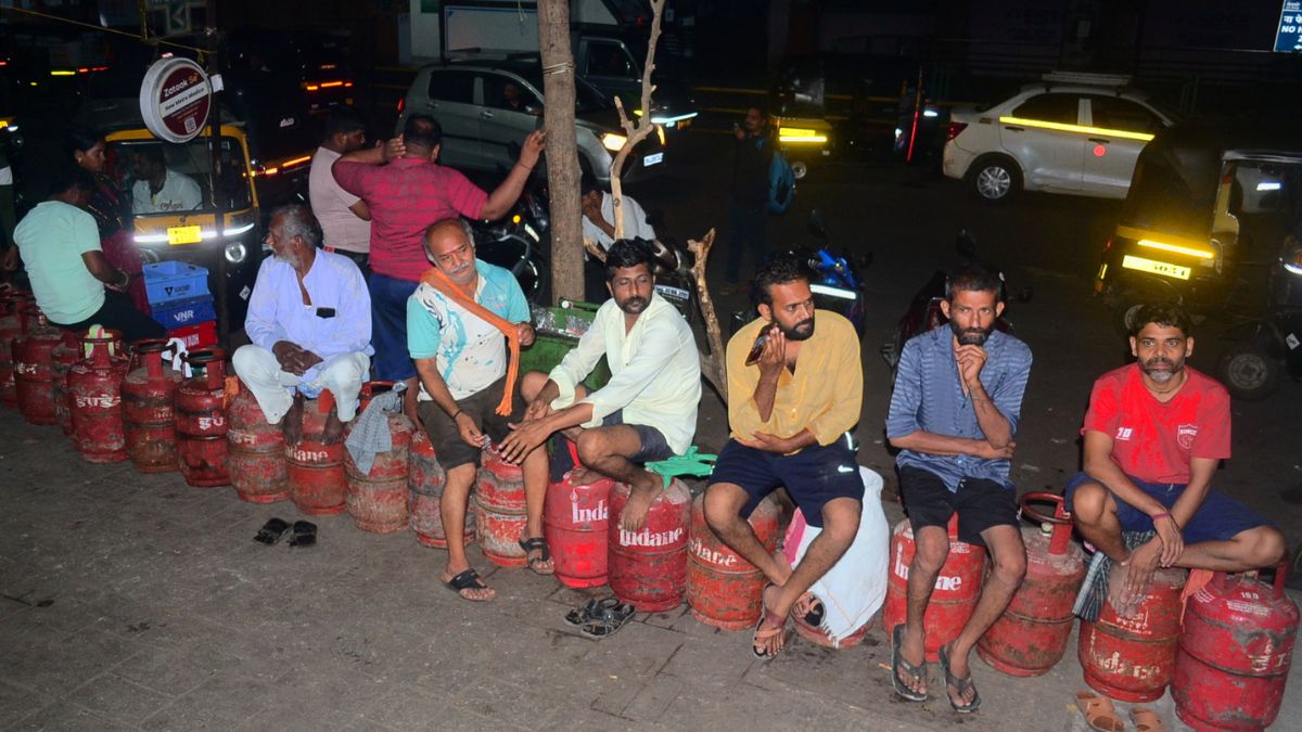 देश के कई शहरों में LPG के लिए किस कदर है मारामारी, इन तस्वीरों को देखकर समझ जाएंगे स्थिति