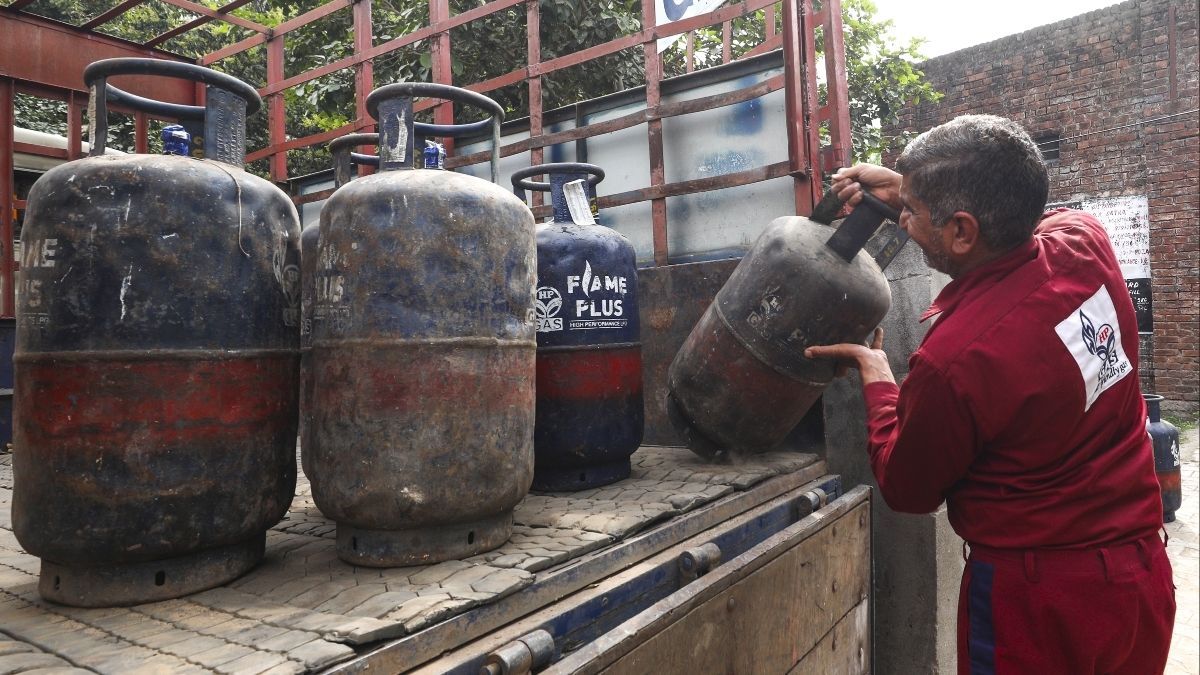 कमर्शियल LPG सिलेंडरों की डिलीवरी शुरू, 13 मार्च को बुक हुए 88.8 लाख घरेलू गैस सिलेंडर