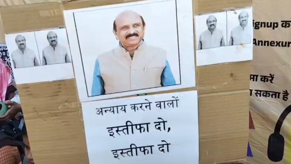 प्रोफेसर ने बस में महिला से की छेड़छाड़ और जान से मारने की दी धमकी, छात्रों ने फूंका पुतला, इस्तीफे की उठी मांग