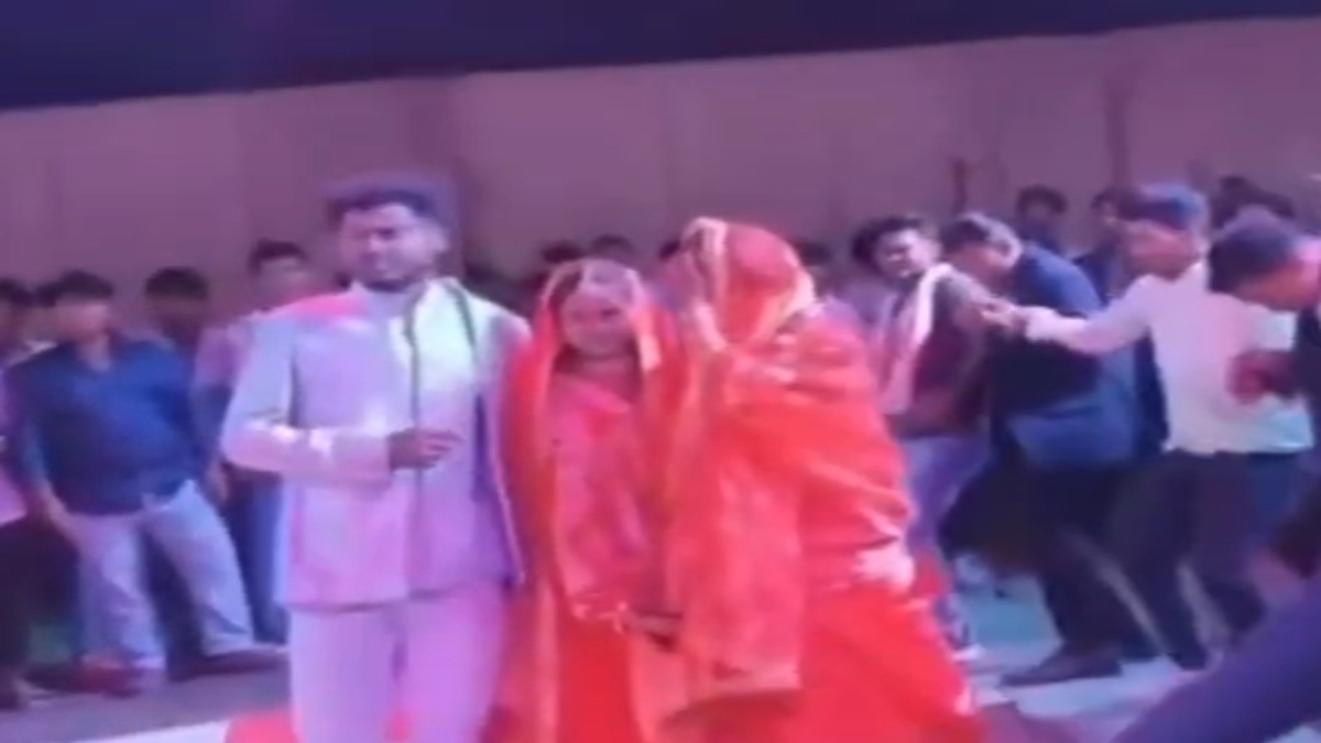 बैलगांव में हुई अनोखी शादी, एक ही मंडप में दो दुल्हनों के साथ दूल्हे ने लिए सात फेरे, फिर किया डांस-देखें वीडियो