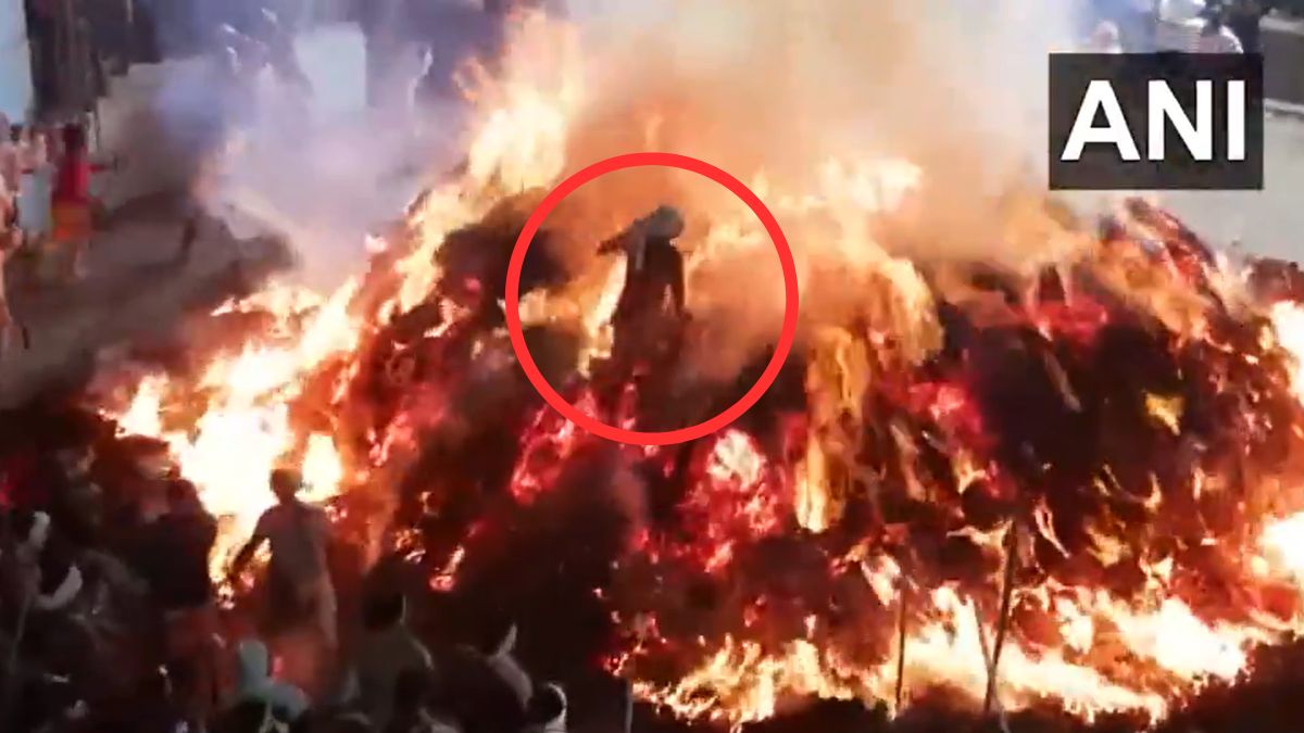 यूपी: मथुरा में एक शख्स प्रहलाद बनकर होलिका दहन की आग में कूद गया, सामने आया चौंकाने वाला VIDEO