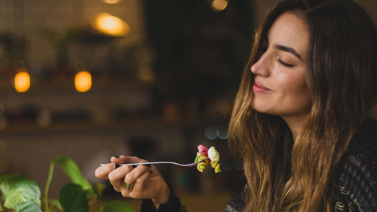 अगर आप रात में 9 से 10 के बीच खाना खाते हैं तो इससे आपके शरीर पर किस तरह का प्रभाव पड़ता है?