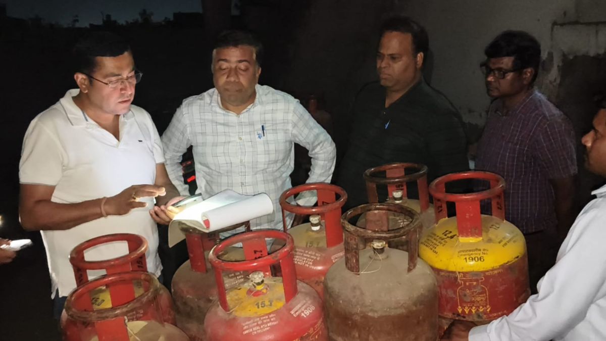 सिलेंडर की कालाबाजारी को लेकर गैस एजेंसी पर ताबड़तोड़ छापेमारी, बुकिंग पर्चियां गायब मिलने पर हुआ ये एक्शन