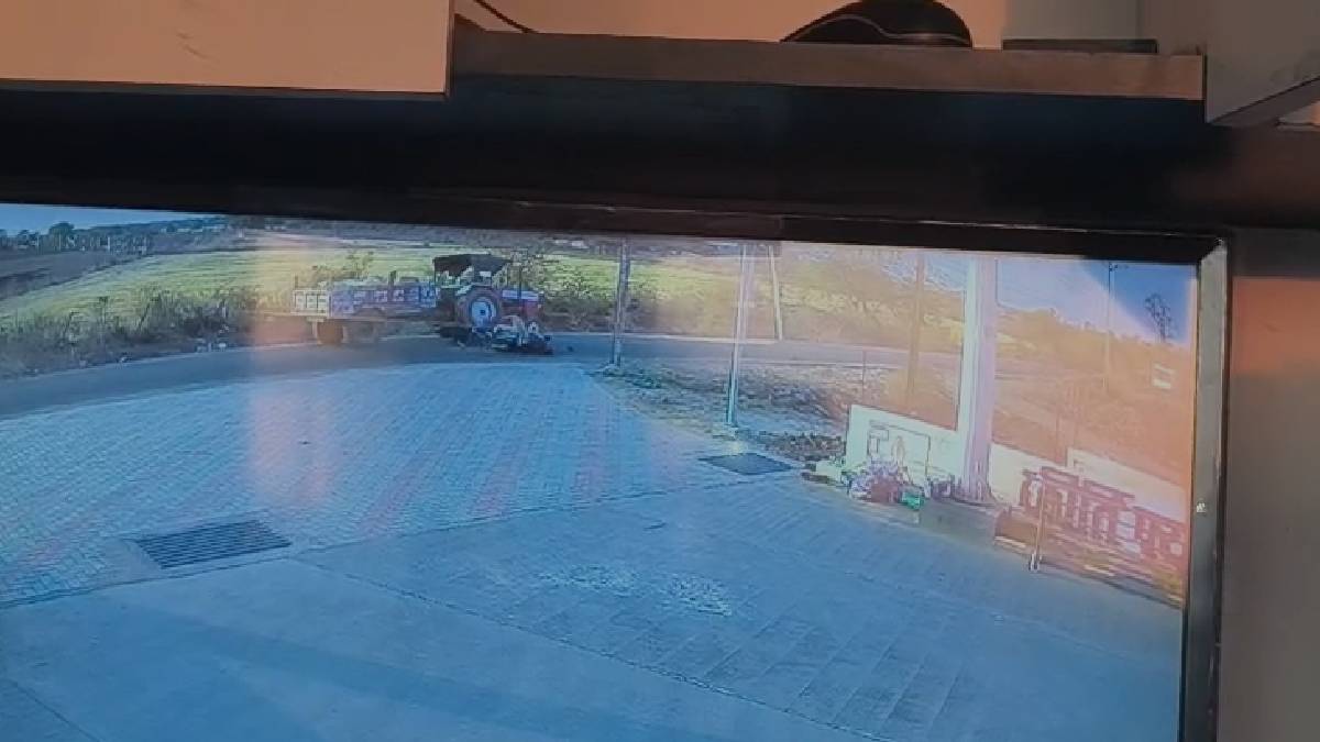 मौत का लाइव वीडियो: ओवरटेक करती बाइक ने युवती को मारी टक्कर, पीछे से आ रहे ट्रैक्टर ने कुचला