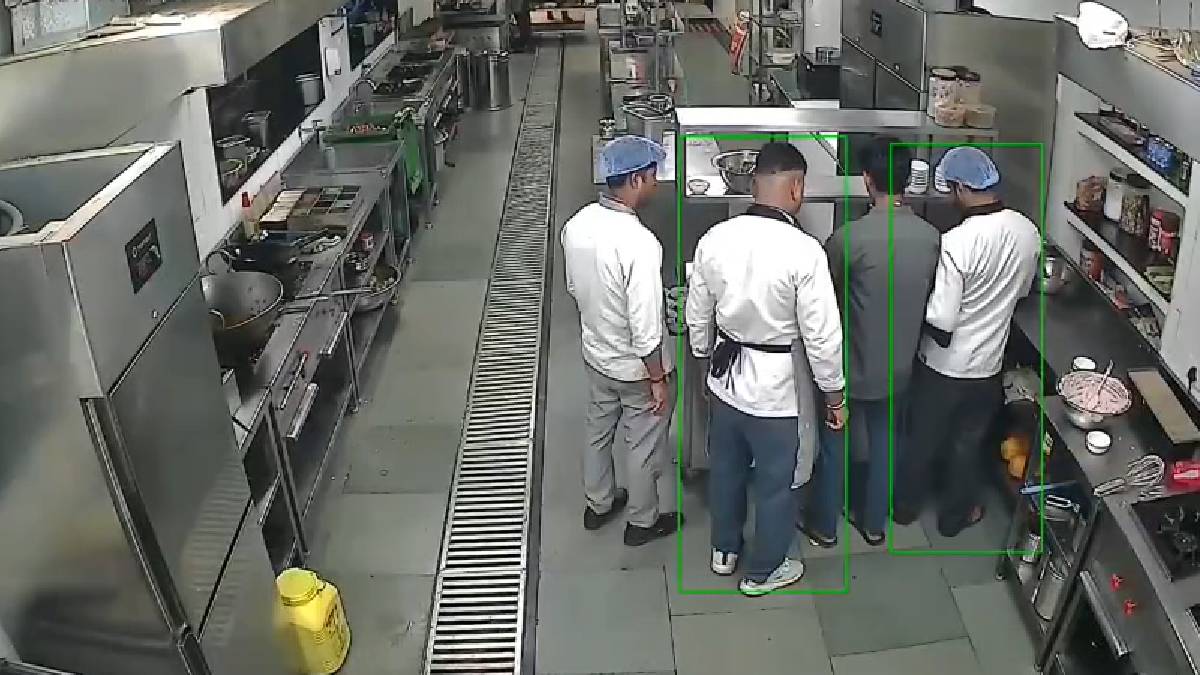 उज्जैनः महाकाल मंदिर के पास होटल में नॉनवेज बनाने के मामले में 4 लोगों पर FIR, मैनेजर बोला- CCTV में हुई छेड़छाड़