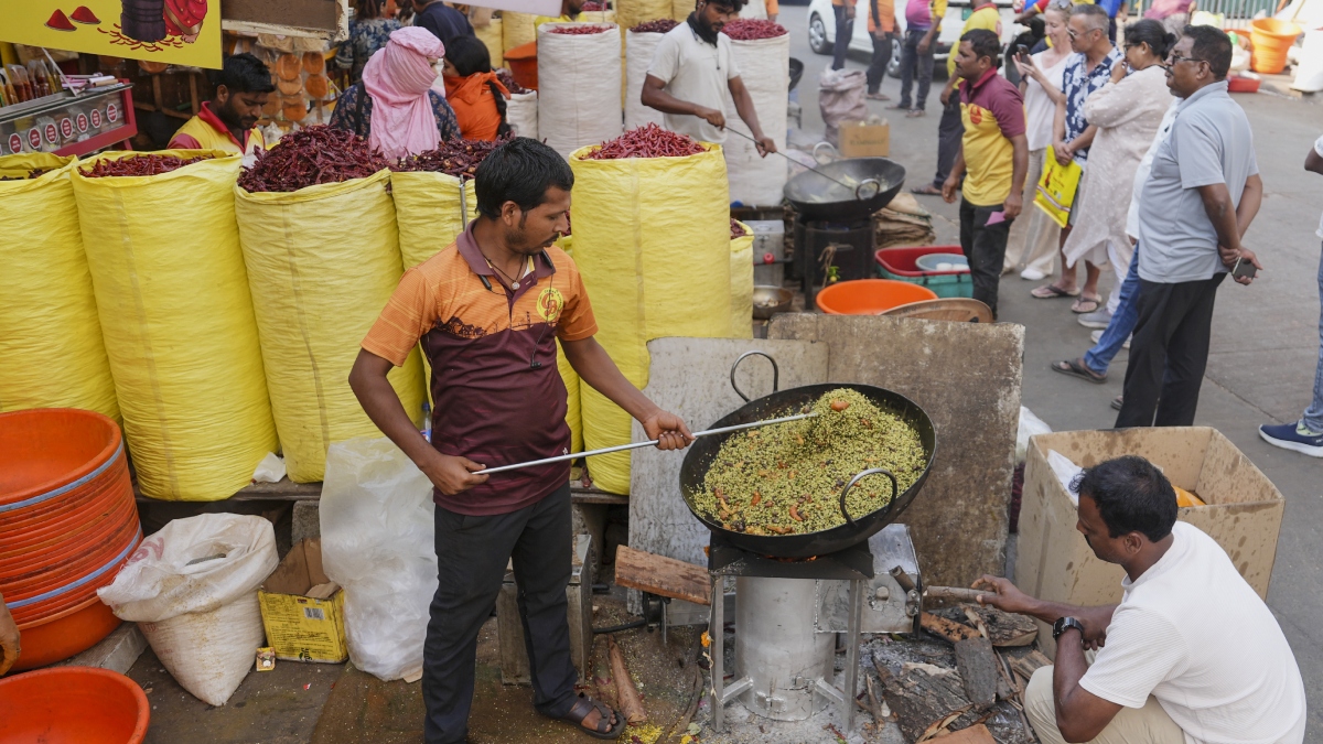 सभी फेरीवालों और उनके हेल्पर्स की जांच करें, घुसपैठियों पर एक्शन लें, BMC और मुंबई पुलिस को हाईकोर्ट का आदेश