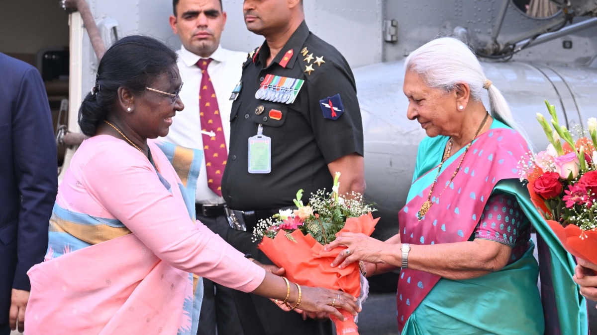 राष्ट्रपति द्रौपदी मुर्मू का वृंदावन दौरा, राज्यपाल आनंदी बेन पटेल के साथ प्रेम मंदिर पहुंचीं