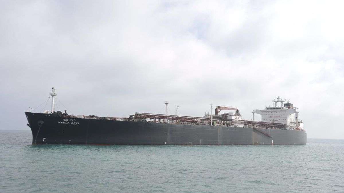राहत की खबर, 46500 मीट्रिक टन LPG लेकर गुजरात के वाडिनार पोर्ट पहुंचा भारतीय जहाज "नंदा देवी"