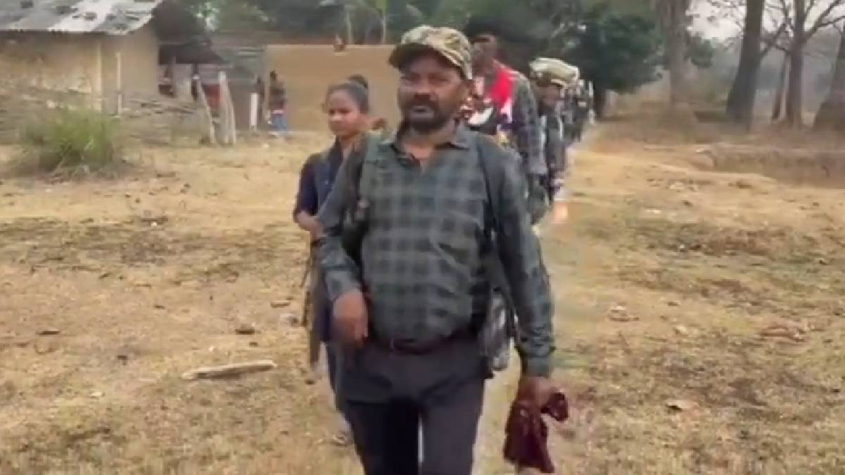 Video: कुख्यात नक्सली पापा राव समेत 18 नक्सलियों ने किया सरेंडर, 8 AK-47 समेत कई हथियार भी पुलिस को सौंपा