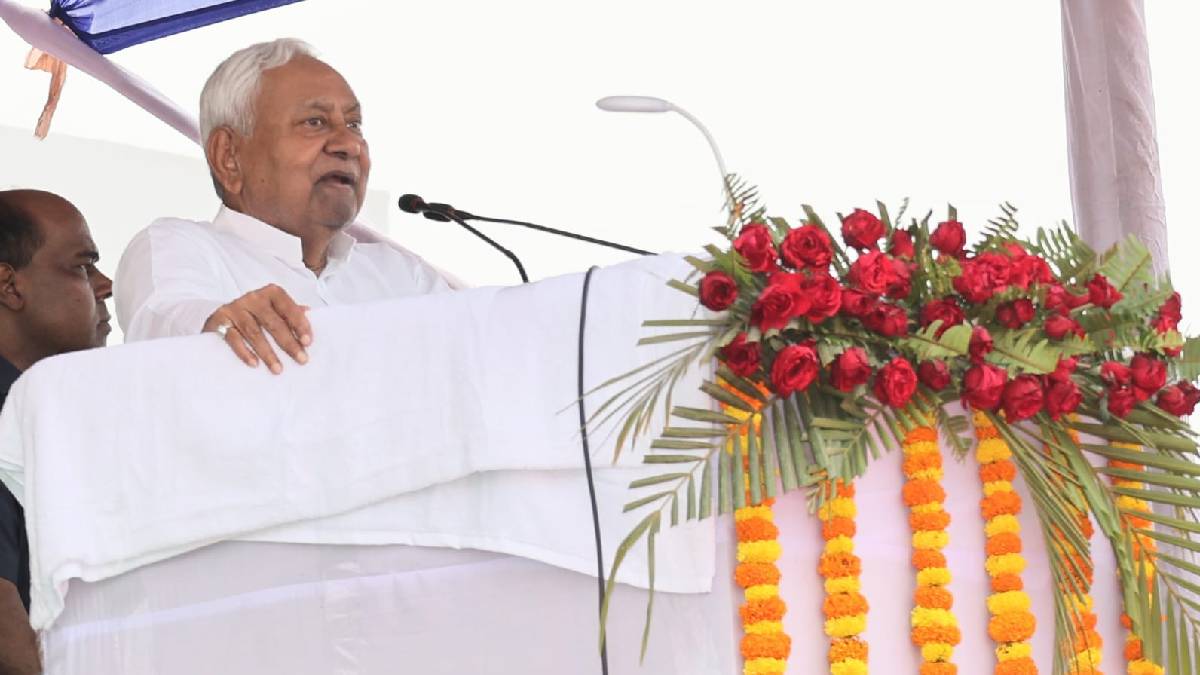 'अरे अभी कहां जा रहे हैं, जानियेगा तब न जाइएगा, अभी बैठिये', अररिया में नीतीश कुमार का दिखा चिर परिचित अंदाज