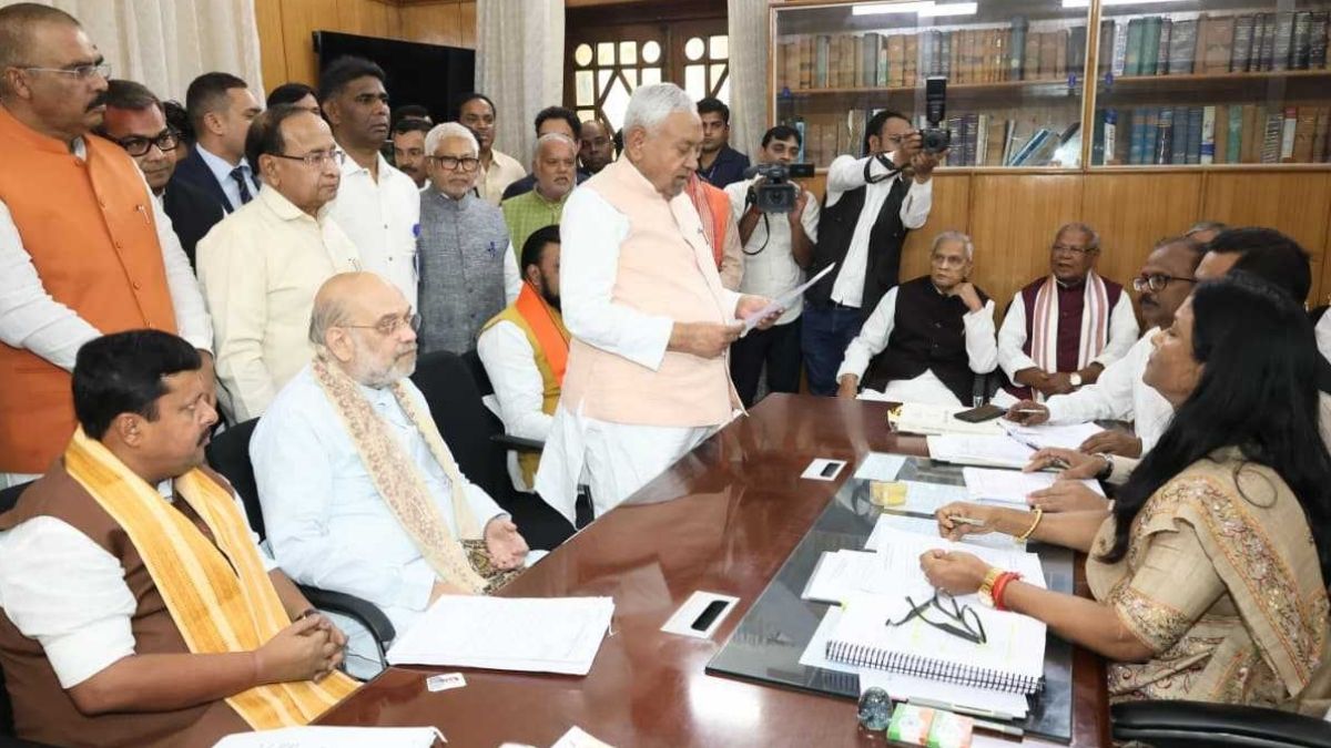 नीतीश कुमार ने राज्यसभा के लिए दाखिल किया नामांकन, साथ में गृहमंत्री शाह भी रहे मौजूद