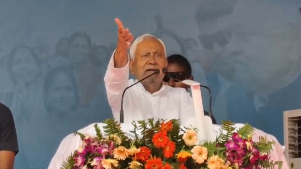 VIDEO: 'काहे भाग रही हो, अभी सम्मानजक बात करेंगे', CM नीतीश ने मंच से किसे रोका? सभा में दिखा रोचक दृश्य