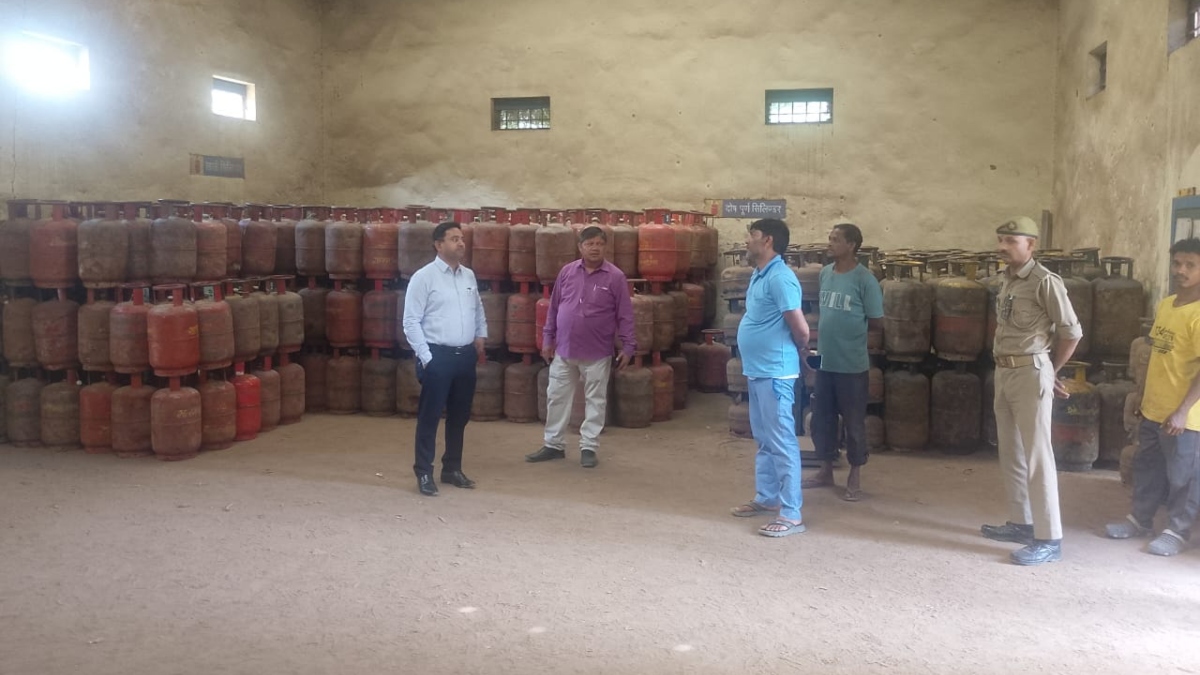 नोएडा: गैस बुकिंग के लिए जिला प्रशासन ने जारी किए नंबर, जानिए मिस्ड कॉल और व्हाट्सएप के जरिए कैसे बुक करें सिलेंडर