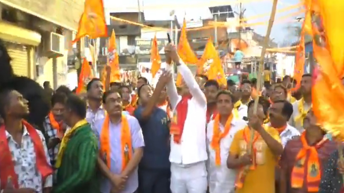 रामनवमी शोभायात्रा के दौरान भाजपा विधायक ने हवा में चलाई गोली, पुलिस ने दर्ज किया केस, MLA बोले- नकली थी पिस्तौल