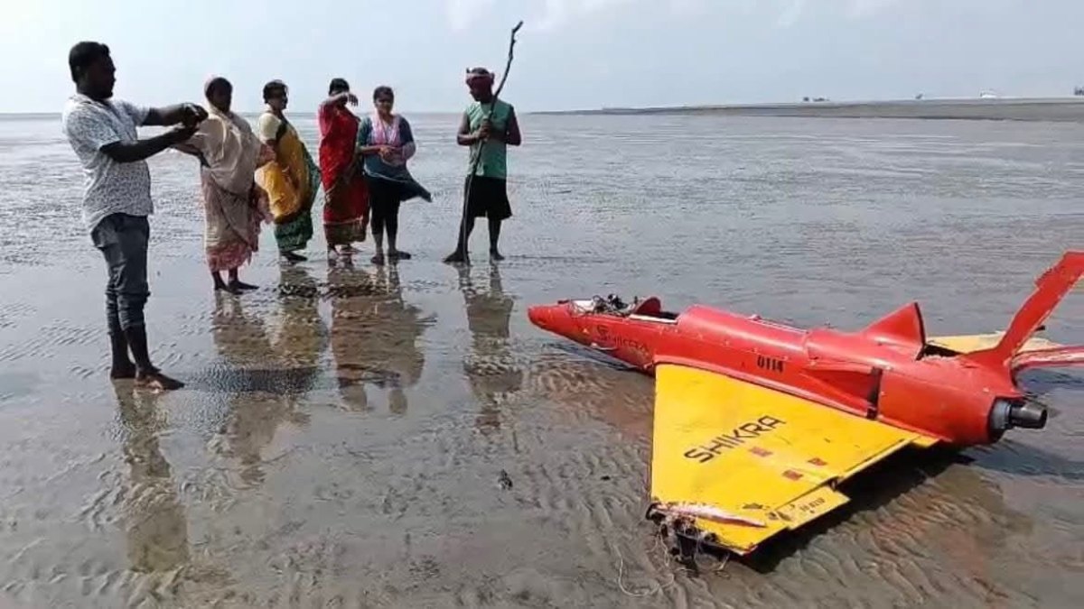 पश्चिम बंगाल में समुद्र तट पर बरामद हुआ रहस्यमयी ड्रोन, स्टेशन ले गई पुलिस