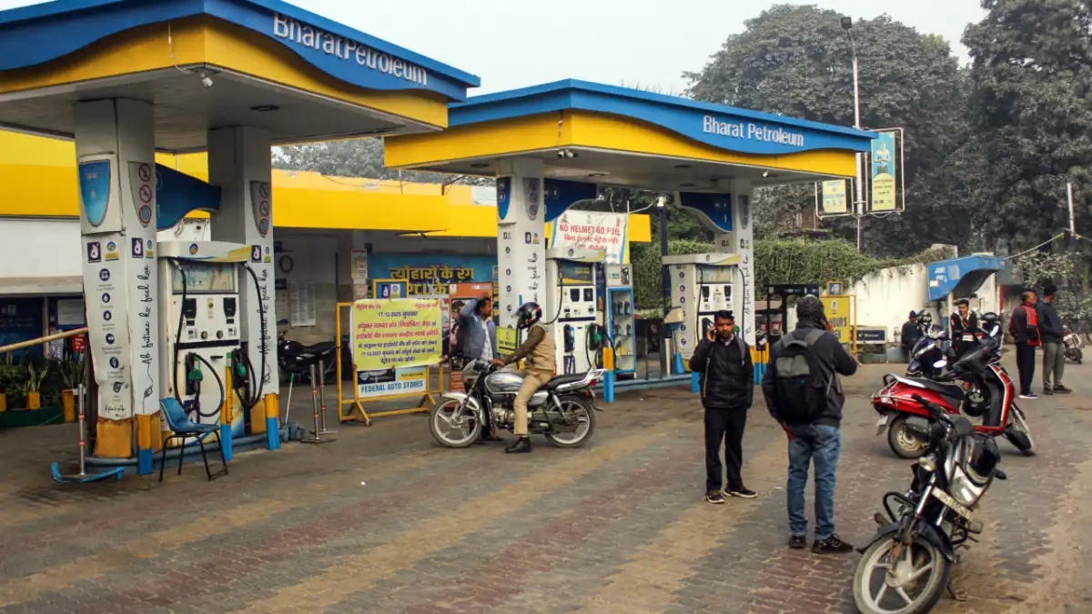 CM उमर की सख्त चेतावनी के बाद पेट्रोल पंपों पर पर भीड़ हुई कम, जानें क्यों बंद है कुछ पंप