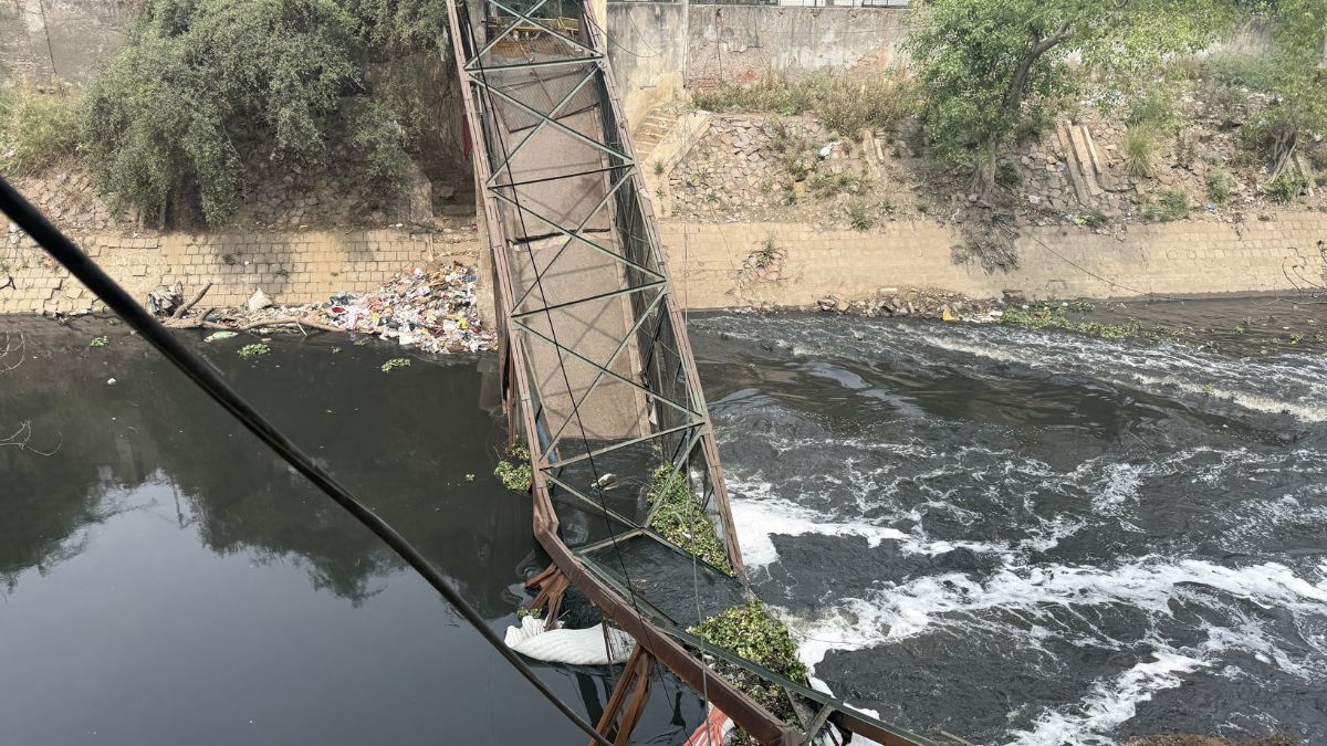 दिल्ली में बड़ा हादसा, रूप नगर इलाके में फुट ओवरब्रिज ढहा, एक की मौत