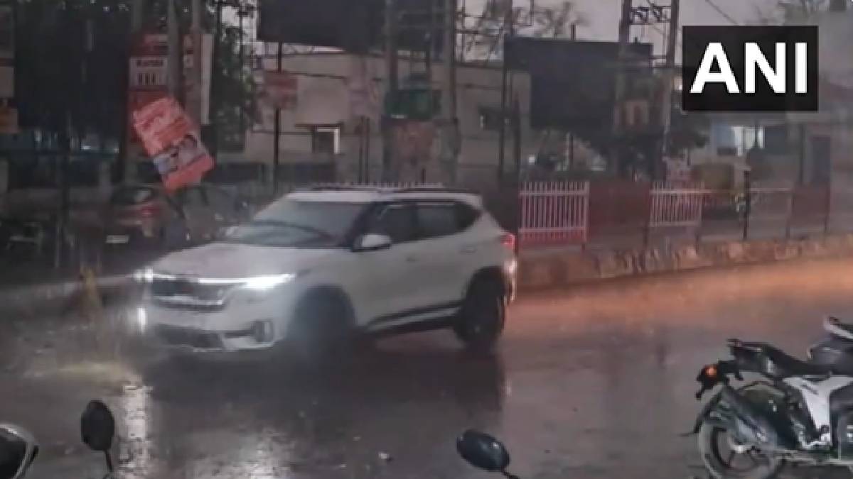 दिल्ली में गरज-चमक के साथ झमाझम बारिश, NCR में चल रहीं तेज हवाएं; येलो अलर्ट जारी