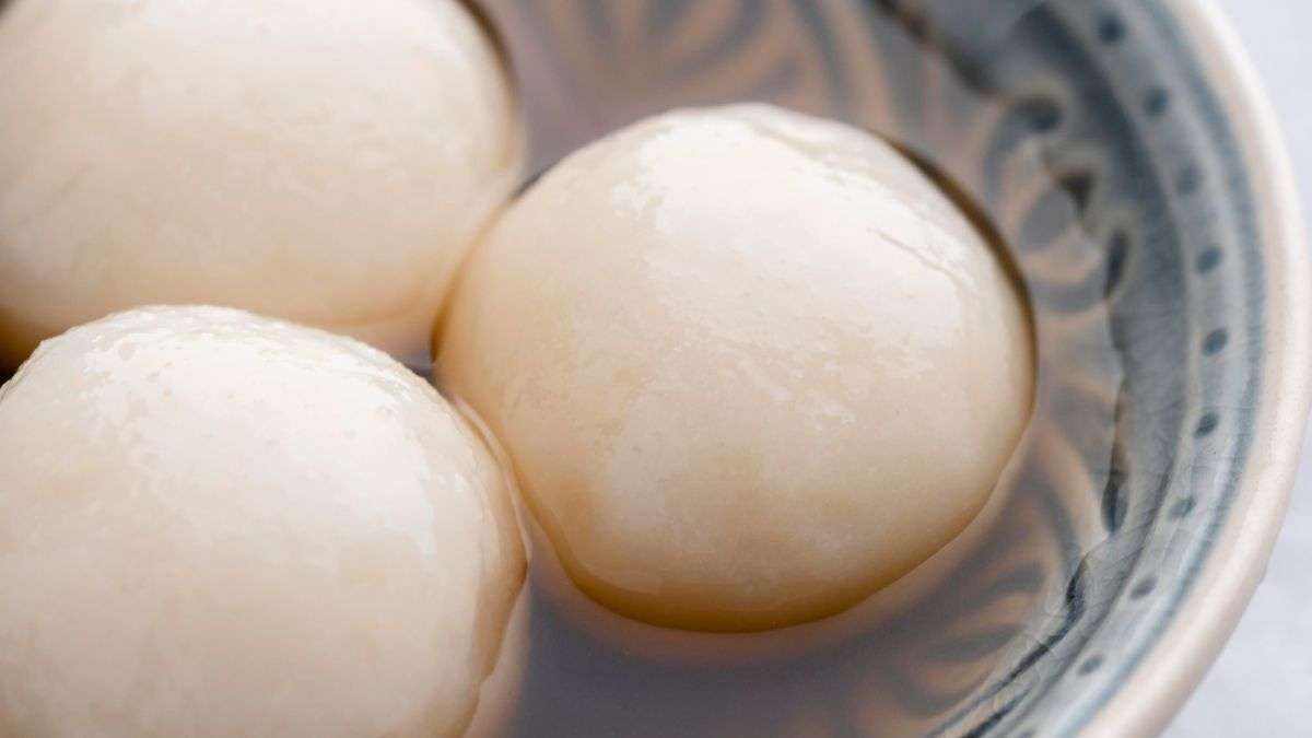 रसगुल्ला खाने से हुई शख्स की मौत, खाते समय गले में फंसा, परिवार में पसरा मातम