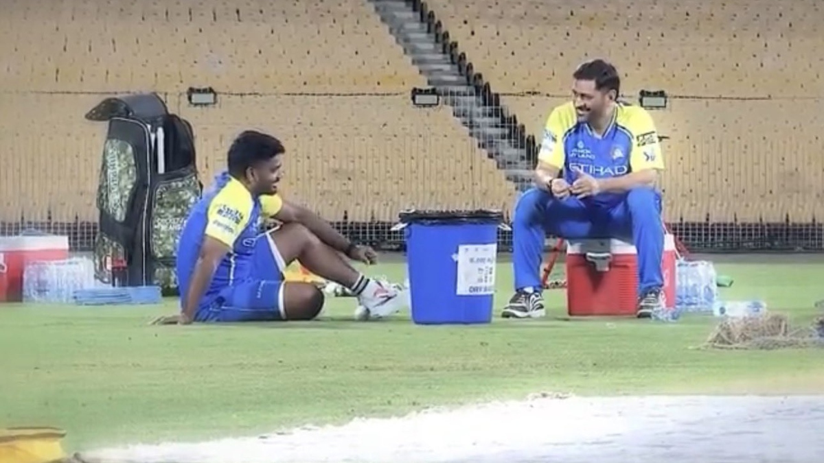 संजू सैमसन और एमएस धोनी ट्रेनिंग सेशन के दौरान दिखे बातचीत करते हुए, VIDEO हुआ वायरल