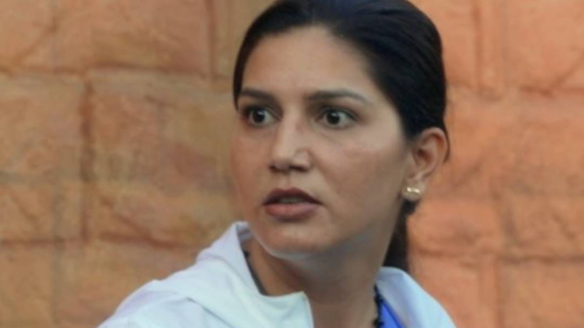 35 मुकदमे और अपराधियों की महफिल में परफॉर्मेंस, सपना चौधरी ने सुनाई आपबीती, बोलीं- टेबल में सजे थे हथियार