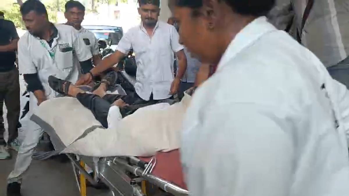 गुजरातः कोर्ट रूम में सुनवाई के दौरान 70 साल के डॉक्टर पति ने 61 वर्षीय पत्नी पर फेंका तेजाब, खुद भी पी लिया जहर