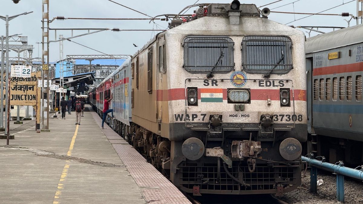 Indian Railways: लापरवाही से होगा भारी नुकसान, 1 अप्रैल से बदलने जा रहा है टिकट कैंसिलेशन पर रिफंड का नियम
