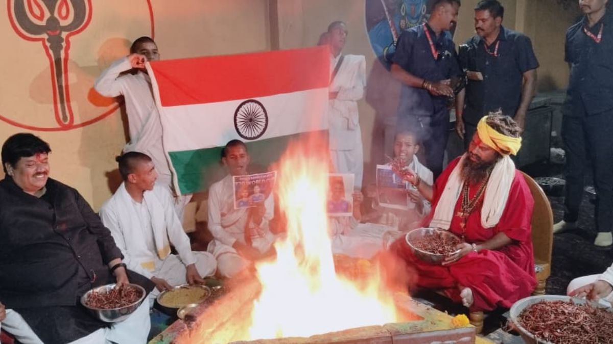 उज्जैन: T20 वर्ल्ड कप के फाइनल में INDIA की जीत के लिए बगलामुखी माता मंदिर में हुआ मिर्ची यज्ञ, सांसद भी हुए शामिल