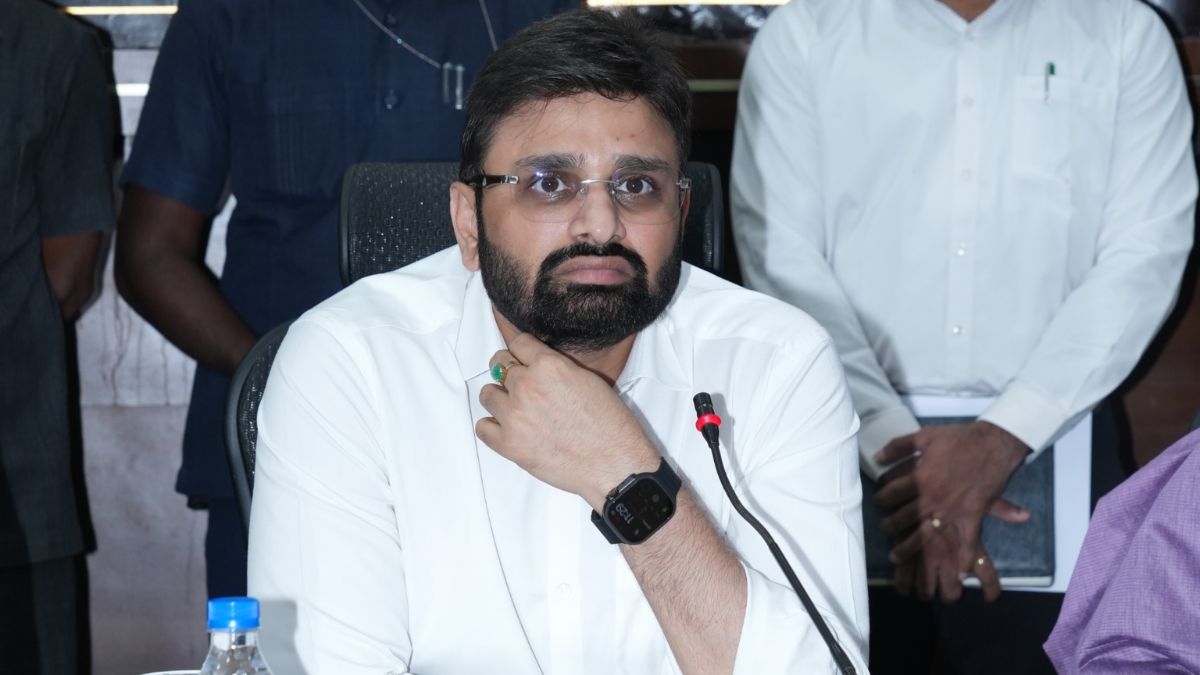 नशे में धुत मिले सांसद, कई नामचीन हस्तियों संग फार्म हाउस में कर रहे थे पार्टी, पुलिस पर फायरिंग