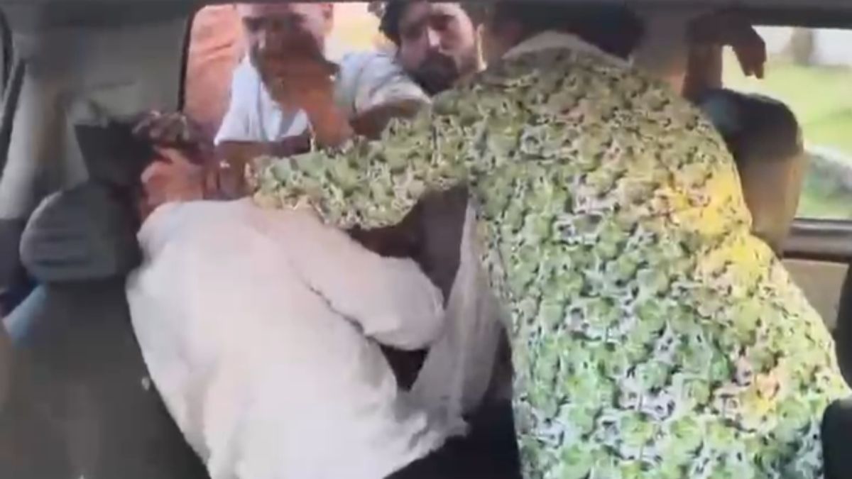 महिला ने कार में घुसकर 6 सेकेंड में जड़े 9 थप्पड़, कई दिन से फरार था ठगी का आरोपी; मिलते ही टूट पड़े लोग