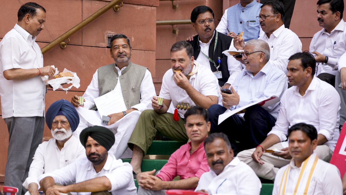 संसद की सीढ़ियों पर चाय-बिस्किट खाने पर घिरे राहुल गांधी, पूर्व सैनिकों ने की माफी की मांग