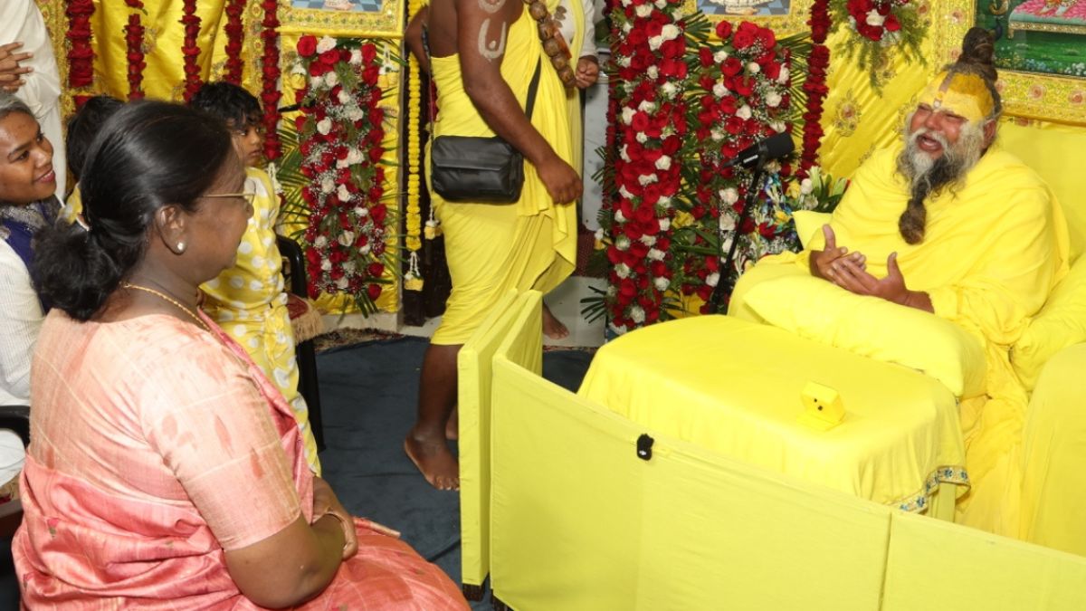 संत प्रेमानंद महाराज के आश्रम पहुंचीं राष्ट्रपति द्रौपदी मुर्मू, की आध्यात्मिक चर्चा