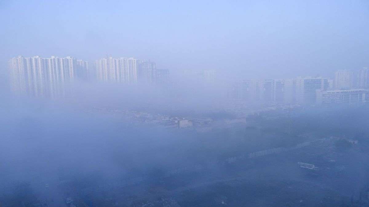 मार्च में कंपा रही दिल्ली की ठंड, बारिश ने गिराया तापमान; सुबह-सुबह छाया कोहरा