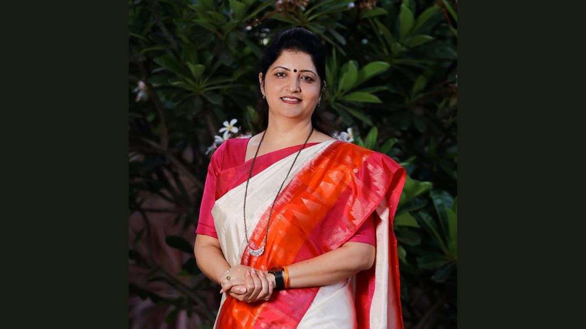 ढोंगी बाबा से कनेक्शन में बुरी फंसी रूपाली चाकणकर, जा सकता है NCP के महिला प्रदेश अध्यक्ष का पद