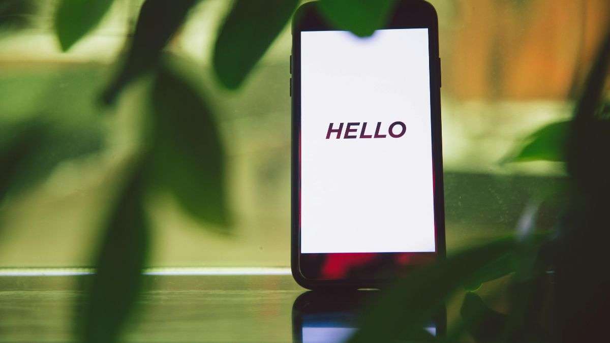 फोन पर सबसे पहले 'Hello' ही क्यों बोलते हैं हम लोग? आज जान लीजिए इसका कारण