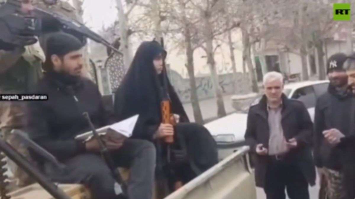 Israel और US से युद्ध के बीच ईरान में एक निकाह ऐसा भी, "बारूदों का सोफा...हाथों में राइफल्स और मशीन गन की गवाही"