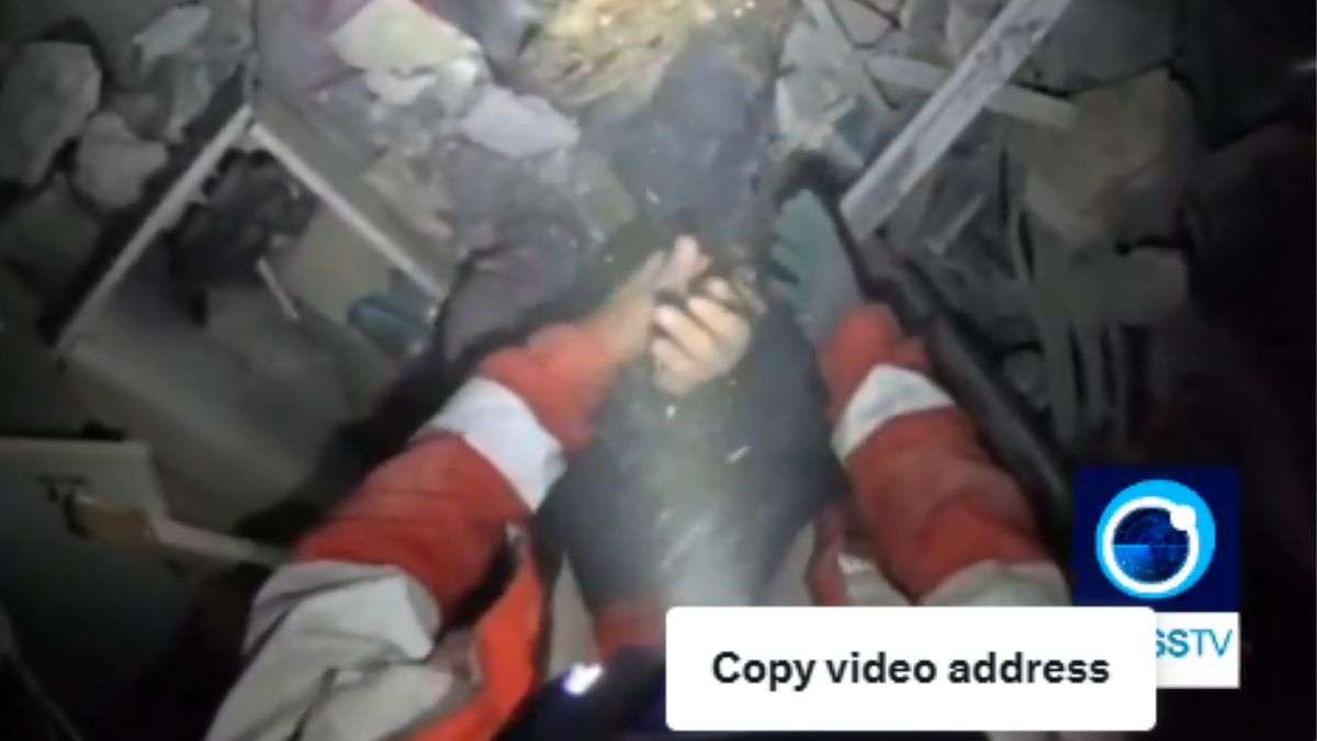 इजरायली हमले में मलबे के नीचे दबी ईरानी मां, रेस्क्यू टीम से अपना दर्द भूल पूछा “मेरा बच्चा, मेरी बेटी” कहां है?