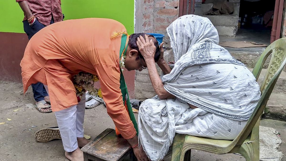 'कोई रोटियां बेल रहा तो कोई भजन गा रहा', बंगाल में जनता के दिल में उतरने की नई जंग