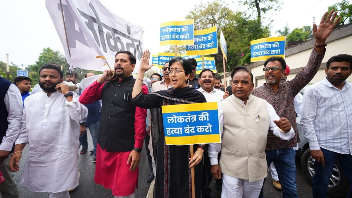 Delhi Budget 2026: बजट सत्र के पहले दिन ही विरोध प्रदर्शन में उतर गए AAP विधायक, जानें क्या है वजह
