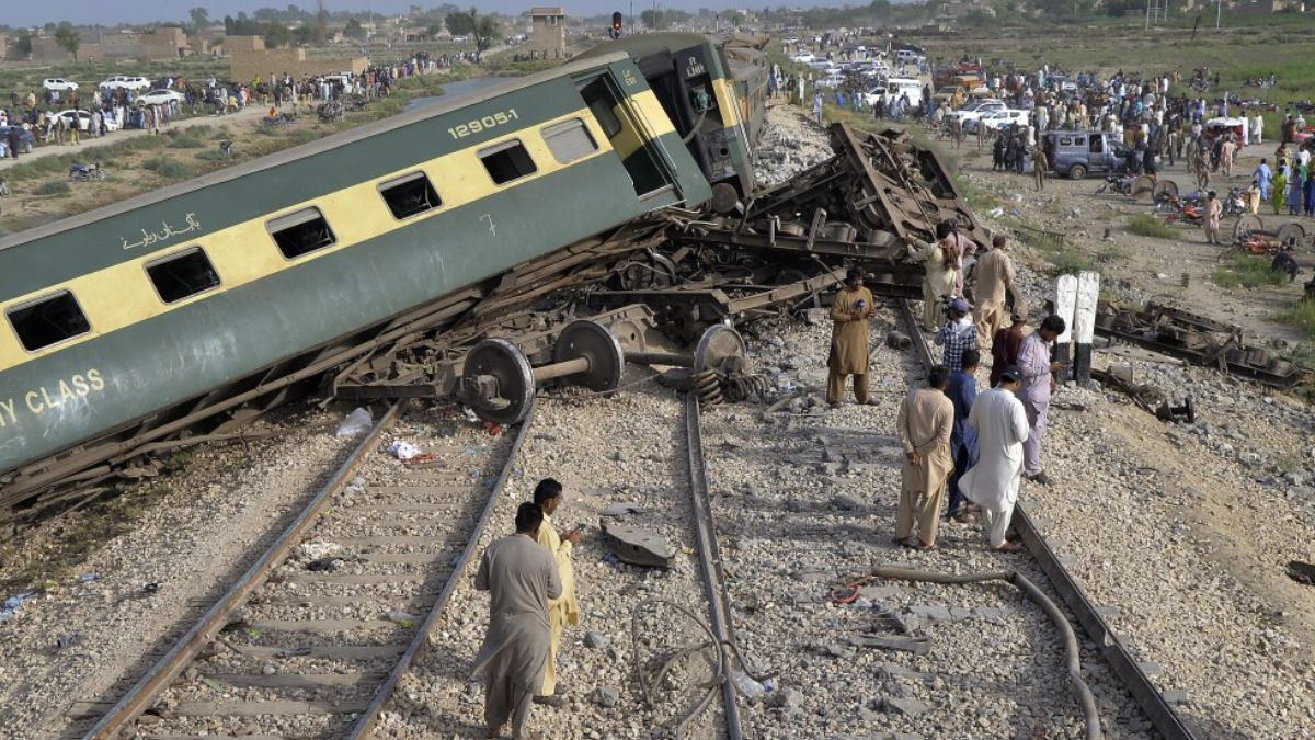 पटरी से उतरी पाकिस्तान की ट्रेन, 7 डिब्बे डिरेल होने से 25 लोग घायल