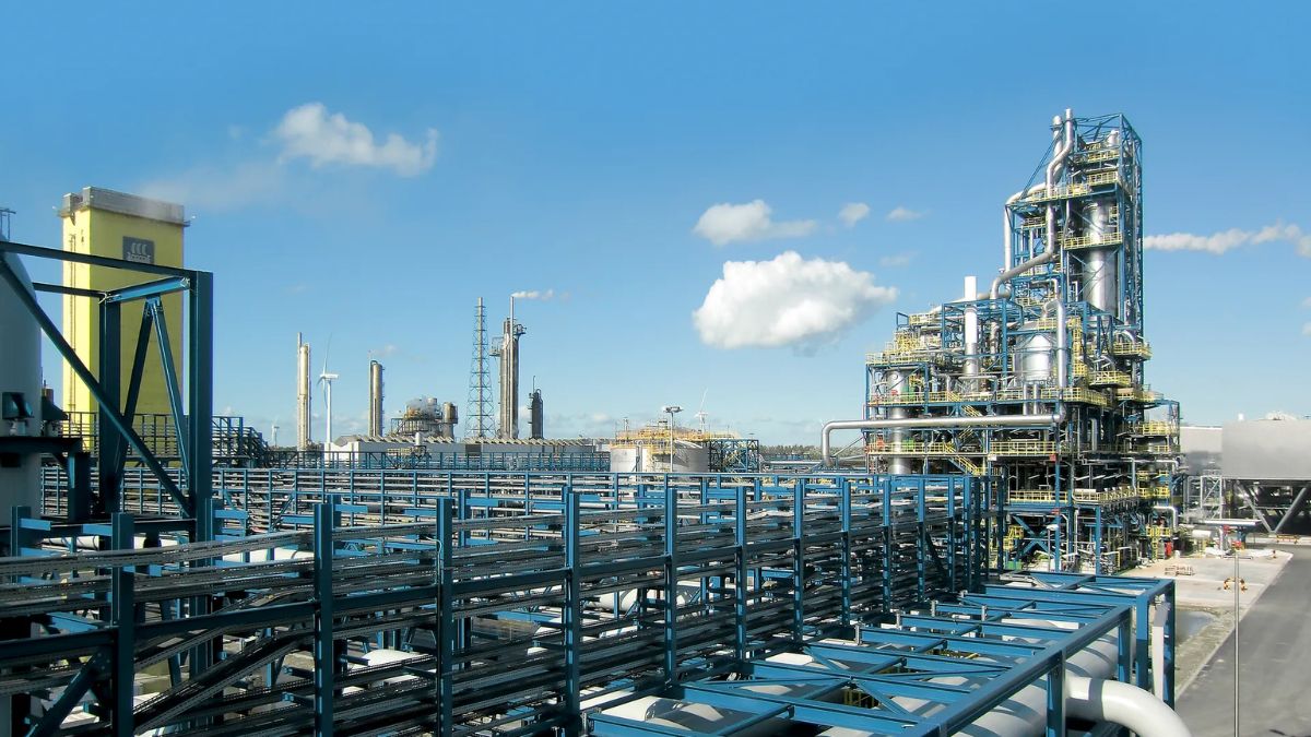 गैस सप्लाई बाधित होने से आधी क्षमता पर चल रहे यूरिया प्लांट, उत्पादन में भारी गिरावट- जानें अभी कितना स्टॉक उपलब्ध