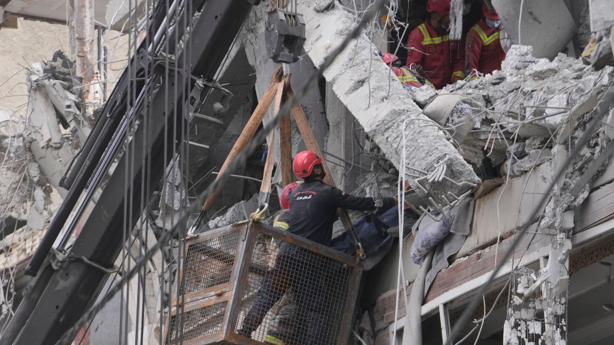 Explainer: Israel US Iran War के 1 महीने पूरे, भीषण जंग की आग में जल रहा मिडिल-ईस्ट; कितना लंबा खिंचेगा संघर्ष?