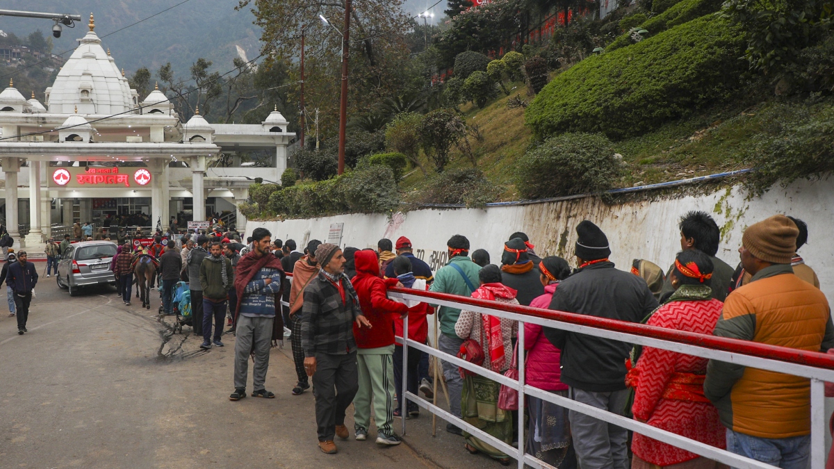 भारी भीड़ के कारण रोकी गई वैष्णो देवी यात्रा, शनिवार दोपहर तक 39,000 लोगों ने किए माता के दर्शन