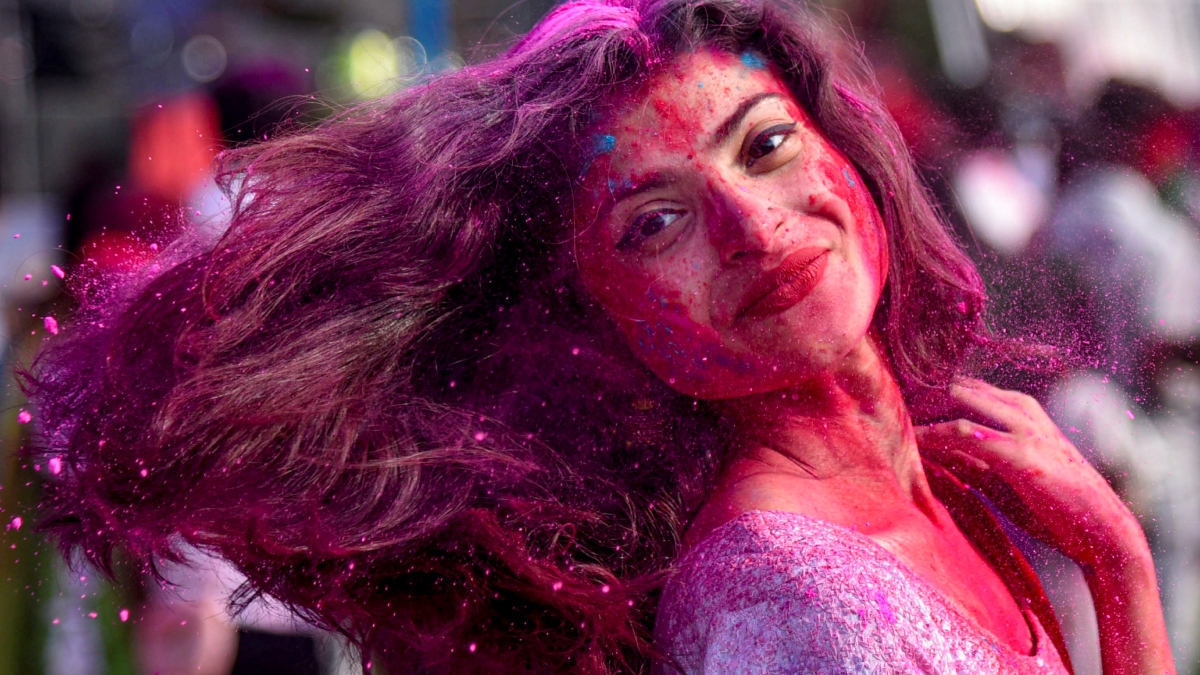 Holi Celebration Today Live Updates: देश में बड़े धूमधाम के साथ मनाई जा रही है होली, देखिए शानदार तस्वीरें