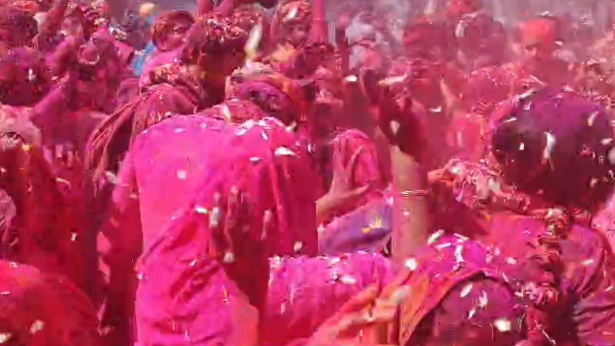 वृंदावन में परंपराओं की बेड़ियां तोड़कर विधवा माताओं ने खेली होली, देखें VIDEO