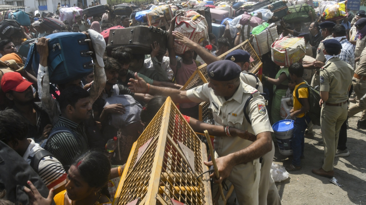 'वोट नहीं दिया तो वोटर लिस्ट से नाम कट जाएगा', डर के मारे बंगाल लौट रहे मजदूर, ट्रेनों में खचाखच भीड़