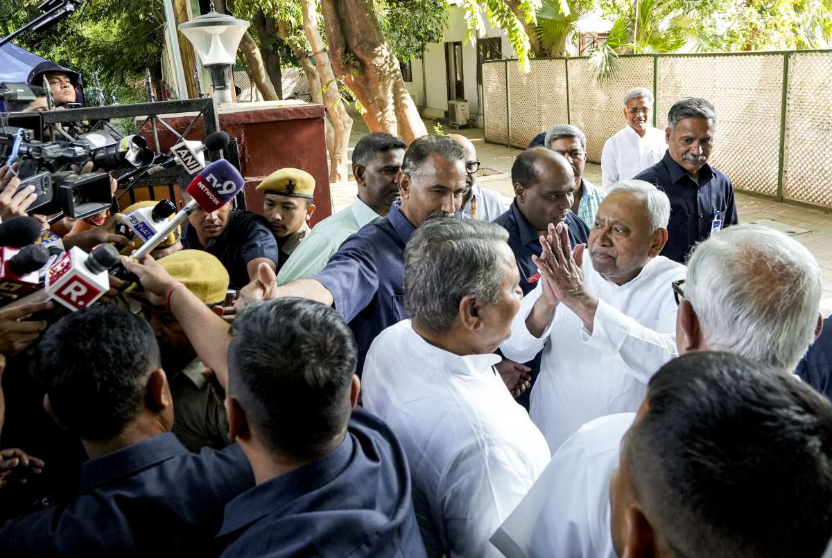 बिहार में सियासी हलचल तेज, कल इस्तीफा दे सकते हैं नीतीश, 15 अप्रैल को नए सीएम का शपथ ग्रहण